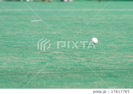 ホッケーグラウンドを転がるボール ホッケーグラウンドを転がるボール 17617765