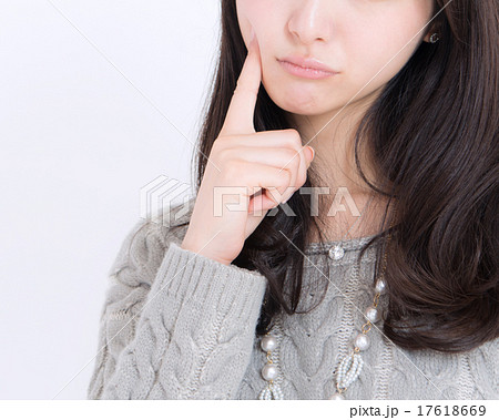 パーツ　悩む若い女性の手元　頬　手　指 17618669