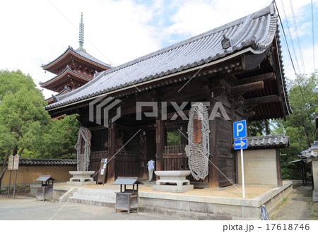 四国霊場第86番札所「志度寺」仁王門とお遍路さんと五重塔 17618746