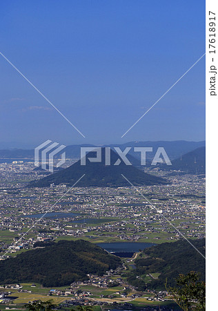 大麻山から眺める讃岐平野と讃岐富士（飯野山） 17618917