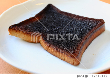 黒焦げの食パン 17619145