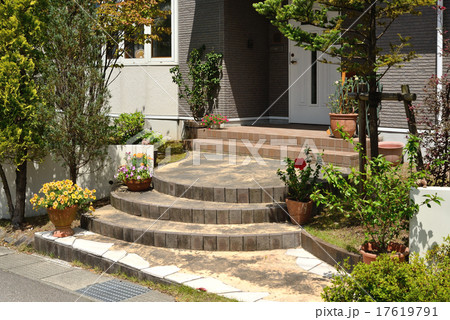 みどりに囲まれた住宅街 玄関ポーチ みどりに囲まれた住宅街 玄関ポーチ 17619791