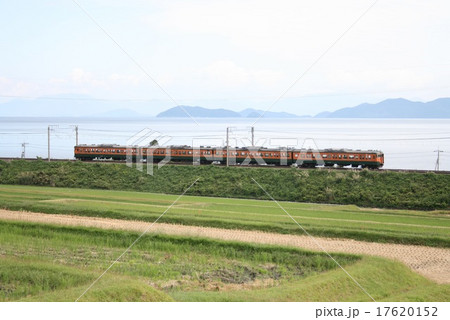 琵琶湖のほとりを行く湖西線113系 17620152