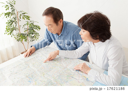 地図を指差すシニア夫婦 17621186