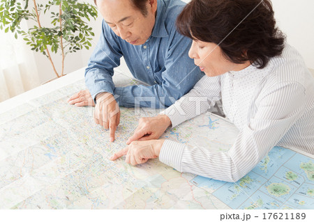 地図を指差すシニア夫婦 17621189