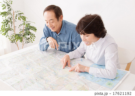 地図を指差すシニア夫婦 17621192