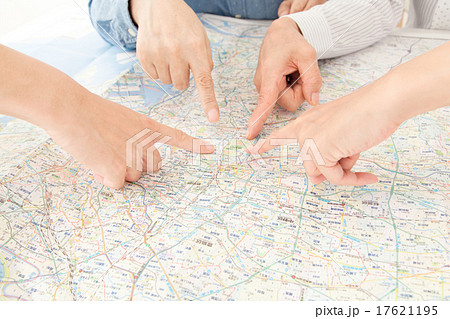 地図を指差す家族 地図を指差す家族 17621195