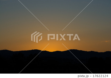 晴れの日の日没 17622124