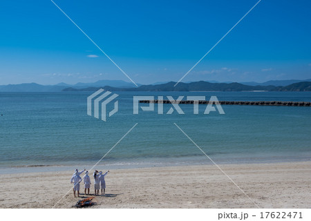 指差している志摩の海女さん 17622471