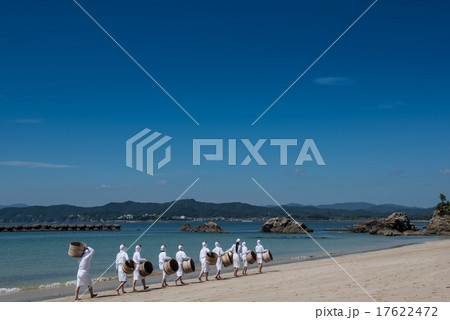 皆で歩く志摩の海女さん 17622472