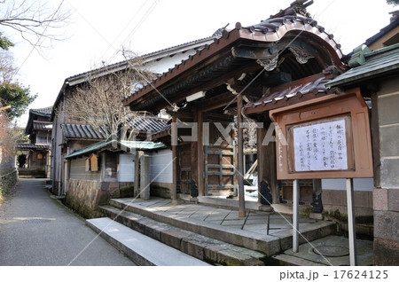 金沢市 寺町台伝統的建造物群保存地区の願念寺山門 金沢市 寺町台伝統的建造物群保存地区の願念寺山門 17624125