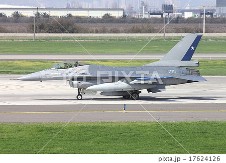 地上滑走する南米チリ空軍のF-16ファイティングファルコン戦闘機 17624126