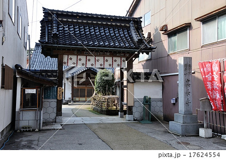 金沢市　寺町台伝統的建造物群保存地区の真長寺山門 17624554
