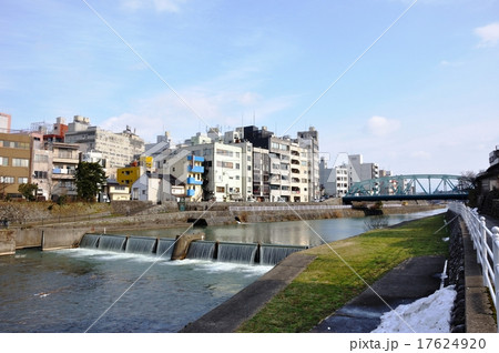 石川県金沢市　犀川河川敷から犀川大橋を望む 17624920
