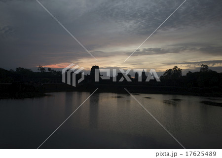 カンボジア　アンコールワット　日の出 17625489