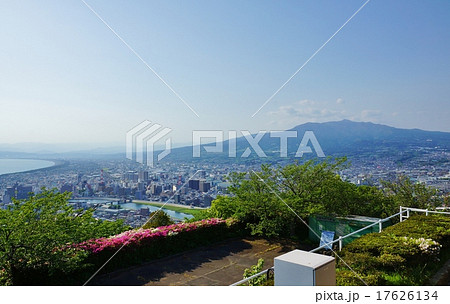 静岡県観光スポット 沼津市香貫山展望台から臨む北方向市街地を流れる狩野川と愛鷹山 横位置の写真素材