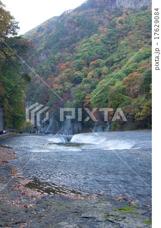 紅葉の吹割の滝と観光客たち 17629084