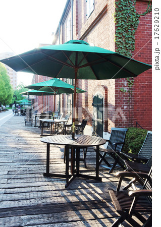 赤レンガ倉庫とパラソル 17629210