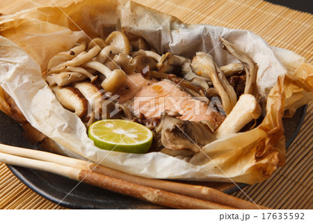 きのこと鮭のカルトッチョ きのこと鮭のカルトッチョ 17635592