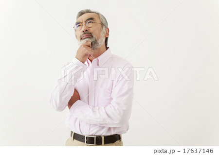 アゴに手を当て考えるシニア アゴに手を当て考えるシニア 17637146