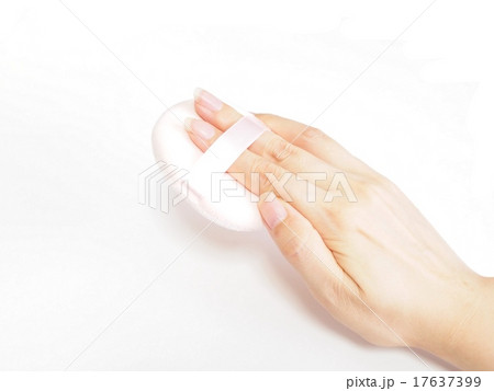 化粧用パフを持つ女性の手 化粧用パフを持つ女性の手 17637399