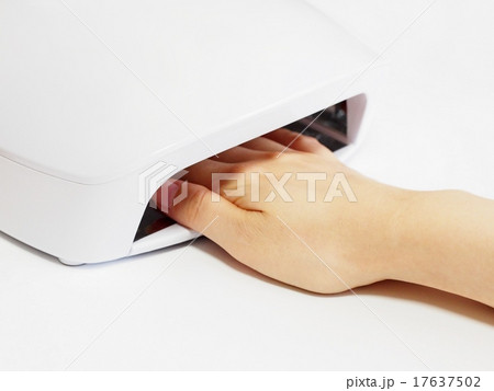 ジェルネイルをする女性の手 ジェルネイルをする女性の手 17637502