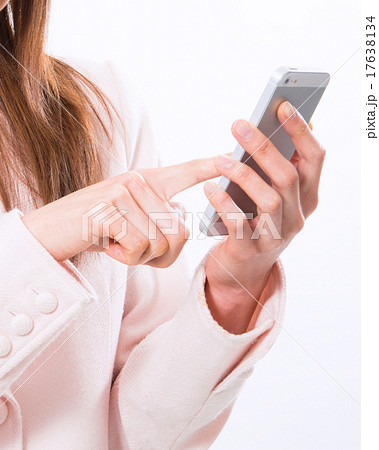 パーツ スマホを操作する若い女性の手元 パーツ スマホを操作する若い女性の手元 17638134