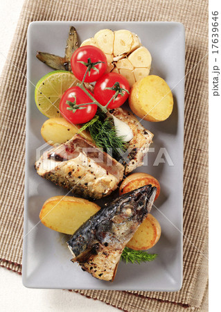 Crispy spiced mackerel with potatoes 17639646
