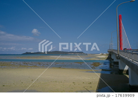 沖縄の海, 海中道路に架かる斜張橋から平安座島方面を望む 17639909