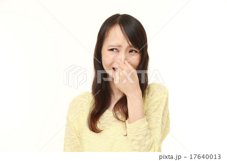 悪臭に困る女性 悪臭に困る女性 17640013