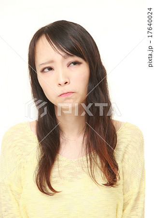 心配する女性 17640024