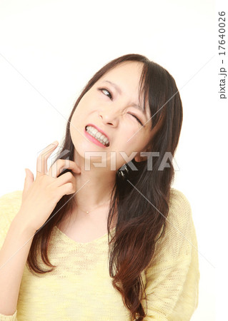 痒みのひどい女性 17640026