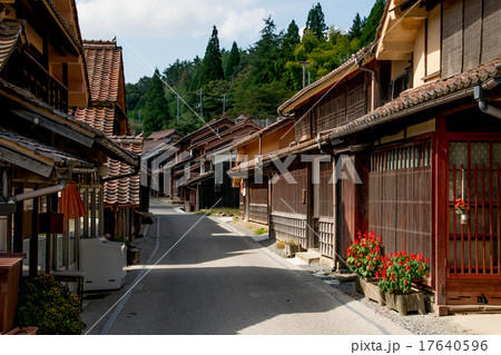 岡山県高梁市にある吹屋地区の家並み 岡山県高梁市にある吹屋地区の家並み 17640596