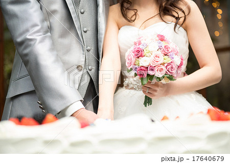 新郎新婦のケーキカット 17640679