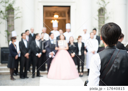 結婚式の集合写真撮影の写真素材