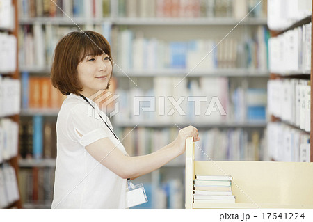 図書館で働く女性 17641224