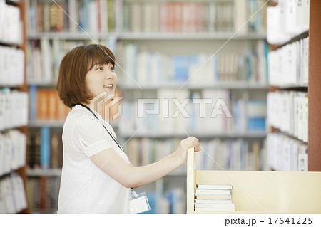 図書館で働く女性 17641225