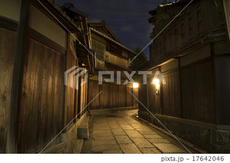 京都東山町屋の路地 17642046