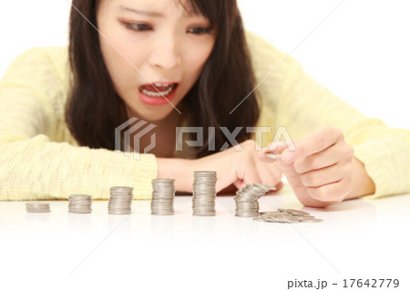 投資に失敗した女性 投資に失敗した女性 17642779