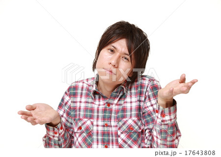 お手上げ状態の男性 17643808