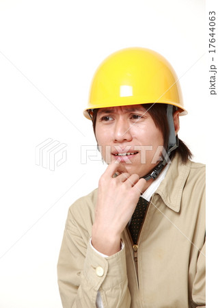 動揺する作業員 17644063