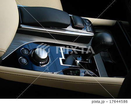 高級セダン内装(インテリア)センターコンソール、ATシフトノブとHMI 17644586