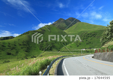 由布岳付近の九州横断道路 17644595
