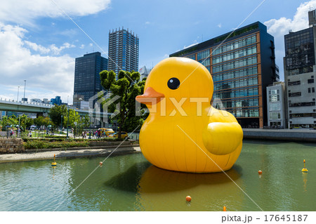 Giant yellow duck in Osaka 17645187