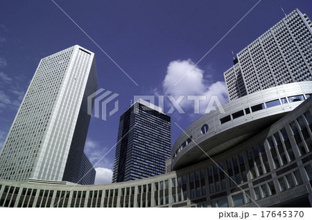 青空と新宿の高層ビル 17645370