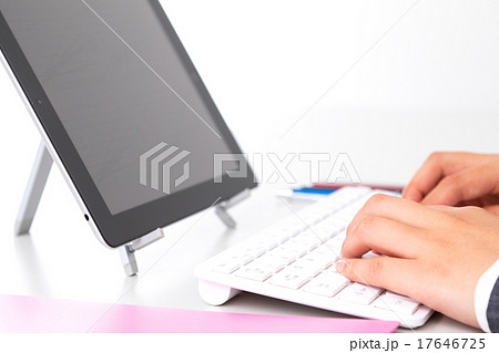無線キーボードと女性の手元 ビジネスイメージ 仕事中 キーボード オフィスイメージ 無線キーボードと女性の手元 ビジネスイメージ 仕事中 キーボード オフィスイメージ 17646725