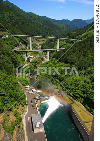 埼玉県秩父市の国道140号線に掛かる雷電廿六木橋と中津川の滝沢ダムの虹 17646952