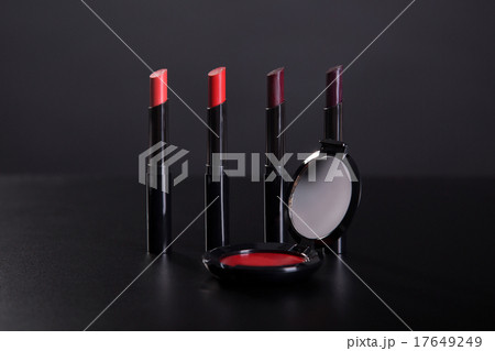 Set of red lipsticks and cream blush 17649249