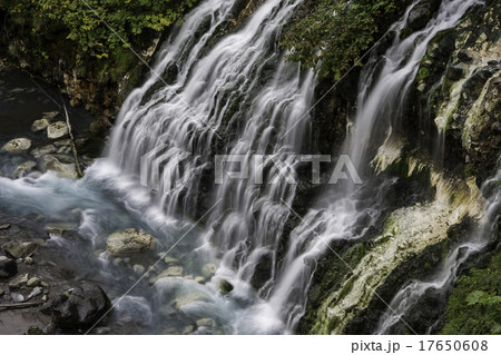 北海道・美瑛の白ひげの滝 17650608