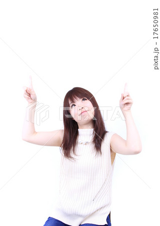 指差しする女性 17650981